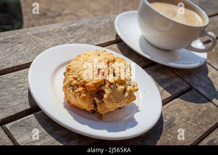 Devon Cream Tea, Fruchtkegel mit gerinnter Creme und Erdbeermarmelade Stockfoto