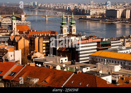 Barocktürme der Pfarrkirche St. Anne, der Stigmatisierungskirche und der Margaretenbrücke in Budapest, Ungarn. Stockfoto