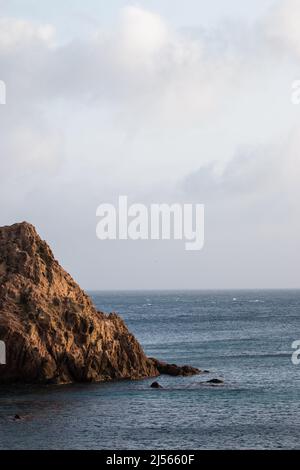 Felsformationen im Wasser, Cabo de Gata, Naturpark Nijar, Almeria, Andalusien, Spanien Stockfoto