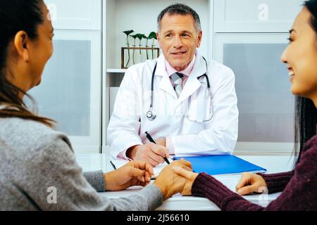 Arzt und glückliche Patienten in Krankenhausarzt Arzt Gesundheitsbranche Stockfoto