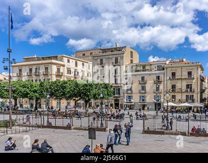 Der Platz außerhalb des Teatro Massimo auf der Piazza Verdi, Palermo, Sizilien, Italien. Es war voller Touristen. Stockfoto