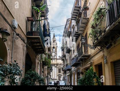 Eine kleine schmale Straße vor der Piazza Verdi in Palermo, Sizilien, Italien. Stockfoto