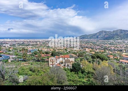 Ein Panoramablick über die Stadt Palermo, Sizilien, Italien aus der Stadt Monreale. Stockfoto