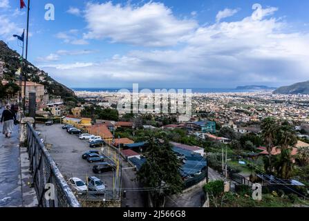 Ein Panoramablick über die Stadt Palermo, Sizilien, Italien aus der Stadt Monreale. Stockfoto