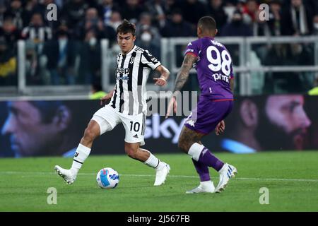 Turin, Italien, 20. April 2022, , Paulo Dybala von Juventus FC kontrolliert den Ball beim Halbfinale von Coppa Italia mit 2. Beinen zwischen dem FC Juventus und ACF Fiorentina am 20. April 2022 im Allianz Stadium in Turin, Italien. Stockfoto