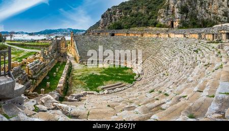 Panoramablick auf das antike Stadttheater Myra mit lykischen Felsgräbern. Demre, Antalya, Türkei Stockfoto