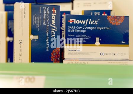 Flowflex covid-19 Antigen Rapid Test Kit mit einem Test, der rezeptfrei bei einem Chemiker in England verkauft wird Stockfoto
