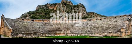 Theater von Myra mit den Felsgräbern der alten lykischen Felsgräber auf der Klippe im Hintergrund. Stockfoto