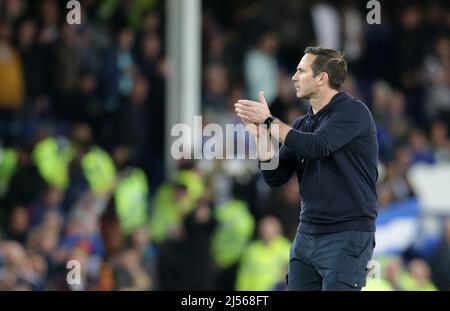 Goodison Park, Liverpool, Großbritannien. 20. April 2022. Premier League Football, Everton gegen Leicester; Everton-Manager Frank Lampard applaudiert die Fans in Vollzeit Kredit: Action Plus Sports/Alamy Live News Stockfoto
