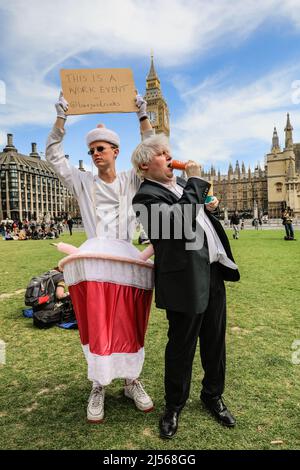 London, 20.. April 2020. Luv Jus, eine Getränkemarke, wirbt auf dem Parliament Square in Westminster für zwei neue aromatisierte alkoholische Pop-Cocktail-Drinks mit Drew, einem Boris Johnson-Look, und seinem Begleiter in einem mit Getränken verbundenen schicken Kleid, die Spaß daran haben, den Drink mit einem Plakat „Dies ist ein Arbeitsevent“ zu bewerben. Ein Teil der Gewinne von LuvJus wird LGBTQ-Wohltätigkeitsorganisationen und -Initiativen unterstützen. Kredit: Imageplotter/Alamy Live Nachrichten Stockfoto