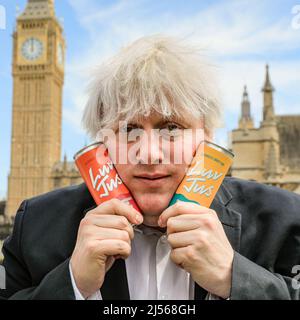 London, 20.. April 2020. Luv Jus, eine Getränkemarke, wirbt auf dem Parliament Square in Westminster für zwei neue aromatisierte alkoholische Pop-Cocktail-Drinks mit Drew, einem Boris Johnson-Look, und seinem Begleiter in einem mit Getränken verbundenen schicken Kleid, die Spaß daran haben, den Drink mit einem Plakat „Dies ist ein Arbeitsevent“ zu bewerben. Ein Teil der Gewinne von LuvJus wird LGBTQ-Wohltätigkeitsorganisationen und -Initiativen unterstützen. Kredit: Imageplotter/Alamy Live Nachrichten Stockfoto