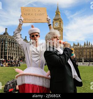 London, 20.. April 2020. Luv Jus, eine Getränkemarke, wirbt auf dem Parliament Square in Westminster für zwei neue aromatisierte alkoholische Pop-Cocktail-Drinks mit Drew, einem Boris Johnson-Look, und seinem Begleiter in einem mit Getränken verbundenen schicken Kleid, die Spaß daran haben, den Drink mit einem Plakat „Dies ist ein Arbeitsevent“ zu bewerben. Ein Teil der Gewinne von LuvJus wird LGBTQ-Wohltätigkeitsorganisationen und -Initiativen unterstützen. Kredit: Imageplotter/Alamy Live Nachrichten Stockfoto