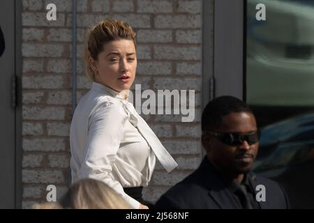 Fairfax, Vereinigte Staaten. 19. April 2022. Die Schauspielerin Amber Heard kommt am Dienstag, den 19. April 2022, wegen des von Johnny Depp im Fairfax County Courthouse in Fairfax, Virginia, vereidigenden Verfahrens vor. Kredit: Chris Kleponis/CNP (BESCHRÄNKUNG: KEINE New York oder New Jersey Zeitungen oder Zeitungen innerhalb eines 75 Meilen Radius von New York City) Gutschrift: dpa/Alamy Live Nachrichten Stockfoto