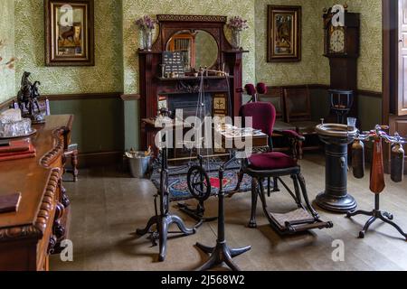 Innenraum der Zahnarztpraxis auf der Ravensworth Terrace in der Stadt 1900s im Freilichtmuseum Beamish, in der Nähe von Stanley in der Grafschaft Durham Stockfoto