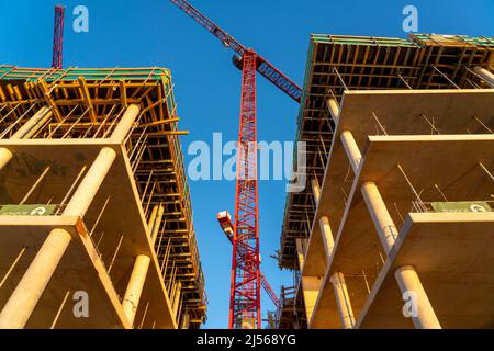 Neubau eines Wohn- und Bürogebäudes in Düsseldorf, Rohbau, Kran, Stockfoto