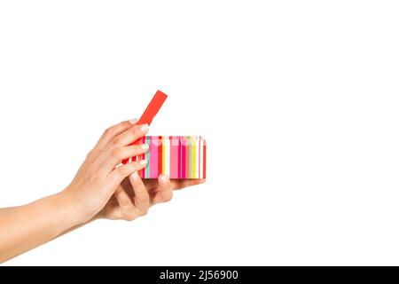 Frau Hand hält eine offene farbige Box auf einem weißen Hintergrund mit Kopierraum Stockfoto