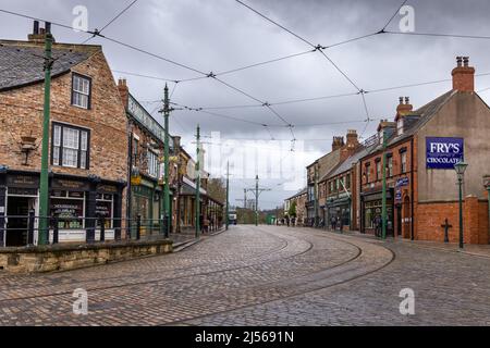 Geschäfte und Kopfsteinpflasterstraßen im Freilichtmuseum Beamish, County Durham, England. Stockfoto