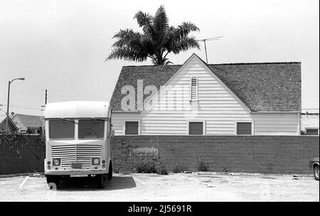 Schwarz-weiße Stadtlandschaft mit LKW und Haus in Los Angeles, CA, Stockfoto