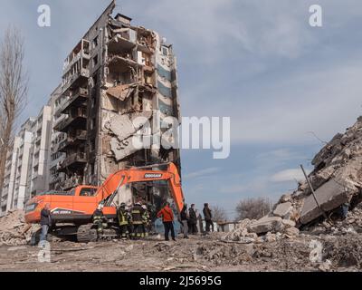 Borodyanka, Ukraine - 2022. April: Krieg in der ukrainischen Stadt traf eine russische Luftbombe ein Wohnhaus. Krieg in der Ukraine, zerstörte Gebäude nach Bombardierung. Russische Bombe traf die zivilen Gebäude. Stockfoto