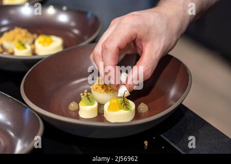 Küche eines gehobenen Restaurants, Dessert wird zubereitet, Stockfoto