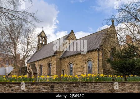 Frühling und die Kirche St. Mary the Less in Durham. Es ist derzeit die Kapelle des St. John's College der Durham University. Stockfoto