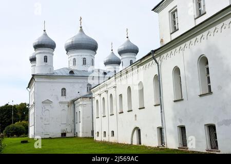 St. Georgs-Kathedrale des St. Georgs-Klosters an der Quelle des Volkhov-Flusses, am Ufer des Ilmensees. Weliki Nowgorod, Russland Stockfoto