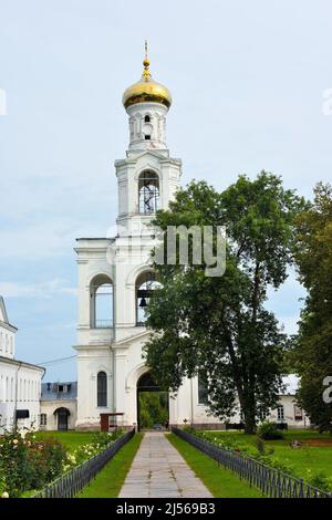 St. Georgs-Kathedrale des St. Georgs-Klosters an der Quelle des Volkhov-Flusses, am Ufer des Ilmensees. Weliki Nowgorod, Russland Stockfoto