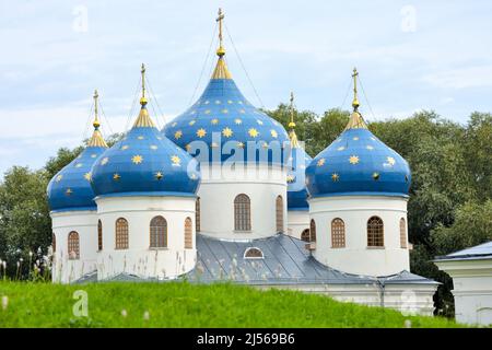 St. Georgs-Kathedrale des St. Georgs-Klosters an der Quelle des Volkhov-Flusses, am Ufer des Ilmensees. Weliki Nowgorod, Russland Stockfoto