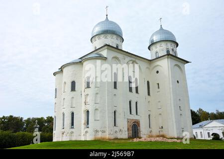 St. Georgs-Kathedrale des St. Georgs-Klosters an der Quelle des Volkhov-Flusses, am Ufer des Ilmensees. Weliki Nowgorod, Russland Stockfoto