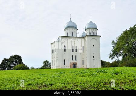 St. Georgs-Kathedrale des St. Georgs-Klosters an der Quelle des Volkhov-Flusses, am Ufer des Ilmensees. Weliki Nowgorod, Russland Stockfoto