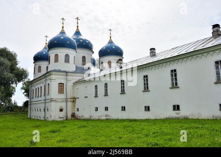 St. Georgs-Kathedrale des St. Georgs-Klosters an der Quelle des Volkhov-Flusses, am Ufer des Ilmensees. Weliki Nowgorod, Russland Stockfoto