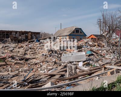 Borodyanka, Region Kiew, Ukraine 2022. Krieg 2022. Russische Aggression und militärische Invasion der Ukraine. Zerstörte Häuser nach Raketen- und Luftangriffen. Bombardierte Häuser von Zivilisten. Krieg in der Ukraine 2022. Stockfoto