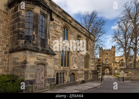 Das Museum für Archäologie, Universität von Durham, mit Durham Castle auf der rechten Seite. Stockfoto