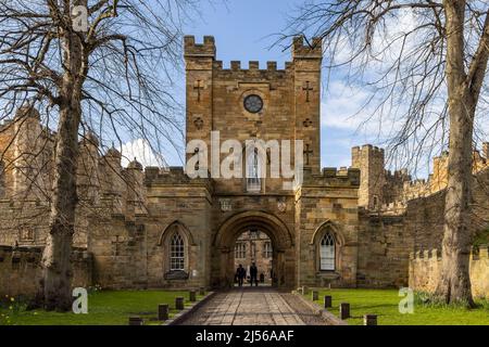 Der Eingang zum Durham Castle, einem normannischen Schloss in der Stadt Durham, England, das seit 1837 vom University College, Durham, besetzt ist. Stockfoto