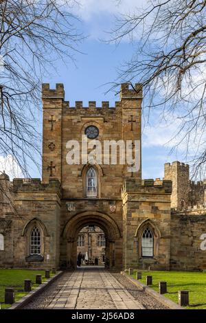 Der Eingang zum Durham Castle, einem normannischen Schloss in der Stadt Durham, England, das seit 1837 vom University College, Durham, besetzt ist. Stockfoto