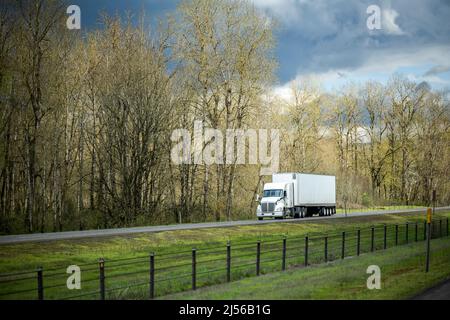 Langstrecke professionelle industrielle Qualität großen Rig semi-Truck-Traktor mit beladen trocken van semi Trailer Transport Fracht läuft auf dem geteilten breiten Hig Stockfoto