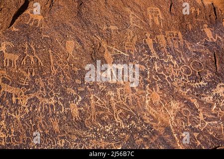 Kokopelli, der Flötenspieler, auf dem Sand Island Rock Art Panel am San Juan River in Utah. Es ist eine große Sammlung von Petroglyphen, vor allem in der Stockfoto