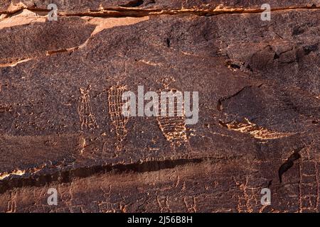 Anthropomorphe Figuren auf der Sand Island Rock Art Panel in der Schlucht des San Juan River in Utah, eine große Sammlung von Petroglyphen, meist in Th Stockfoto