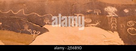 Eine gehörnte Schlange oder gefiederte Schlange und andere Figuren auf dem Sand Island Rock Art Panel am San Juan River, Utah. Es ist eine große Sammlung von petr Stockfoto