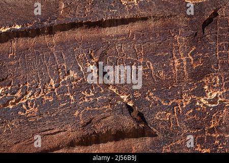 Anthropomorphe Figuren auf der Sand Island Rock Art Panel in der Schlucht des San Juan River in Utah, eine große Sammlung von Petroglyphen, meist in Th Stockfoto