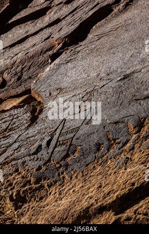 Eine anthropomorphe Figur auf der Sand Island Rock Art Panel im Canyon des San Juan River in Utah, einer großen Sammlung von indianischen Petroglen Stockfoto