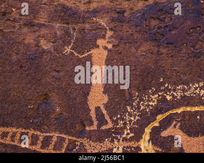 Das Rochester Panel, eine große Petroglyphe-Tafel am Molen Reef am westlichen Rand des San Rafael-Brunnens in Utah, ist ein Beispiel für Ro im Fremont-Stil Stockfoto