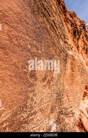 Die Fremont Culture Petroglyphen des Seven Mile Canyon in der Nähe von Moab, Utah, sind mehr als 800 Jahre alt. Stockfoto