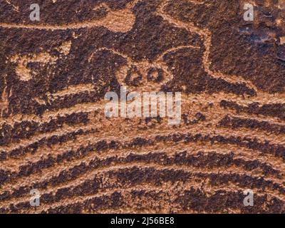 Das Rochester Panel, eine große Petroglyphe-Tafel am Molen Reef am westlichen Rand des San Rafael-Brunnens in Utah, ist ein Beispiel für Ro im Fremont-Stil Stockfoto