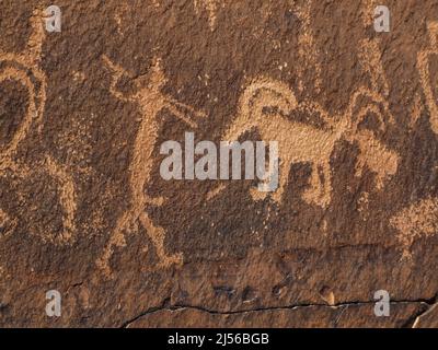 Das Rochester Panel, eine große Petroglyphe-Tafel am Molen Reef am westlichen Rand des San Rafael-Brunnens in Utah, ist ein Beispiel für Ro im Fremont-Stil Stockfoto