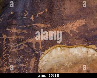 Das Rochester Panel, eine große Petroglyphe-Tafel am Molen Reef am westlichen Rand des San Rafael-Brunnens in Utah, ist ein Beispiel für Ro im Fremont-Stil Stockfoto