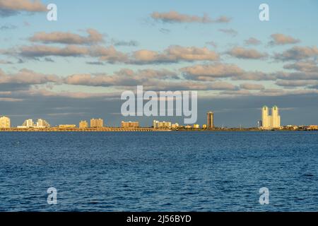 Hochhaushotels und Ferienwohnungen auf South Padre Island, Texas, gegenüber der Laguna Madre von Port Isabel. Stockfoto