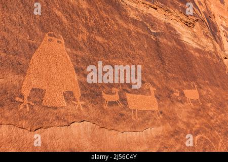 Das Owl Panel ist ein uraltes Puebloan-Panel der Ureinwohner Amerikas in der Nähe von Moab, Utah. Seine Petroglyphen zeigen eine Reihe von Tierfiguren, die Stockfoto