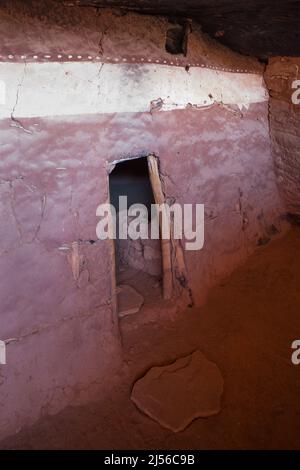 In der Verteidigungsmauer der Moon House Ruine auf Cedar Mesa, Bears Ears National Monument, Utah. Der Ruinenkomplex des Mondhauses ist eine Gruppe alter Menschen Stockfoto