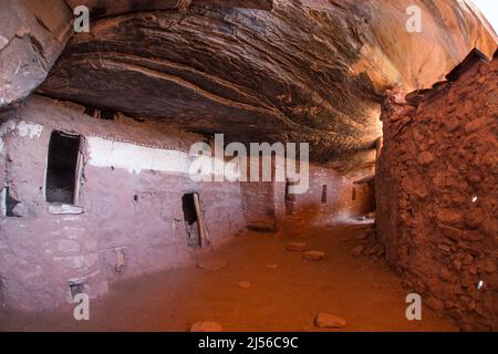 In der Verteidigungsmauer der Moon House Ruine auf Cedar Mesa, Bears Ears National Monument, Utah. Der Ruinenkomplex des Mondhauses ist eine Gruppe alter Menschen Stockfoto